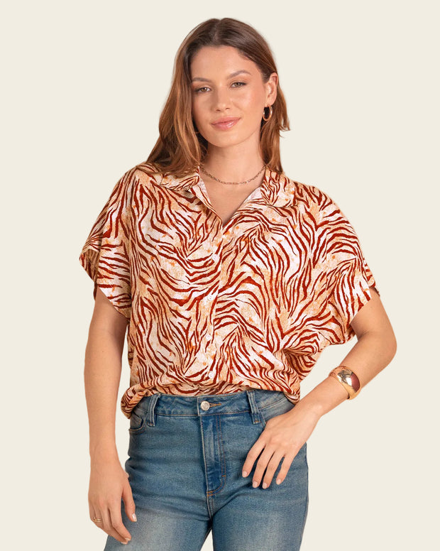 Blusa estampada de manga corta y cuello camisero