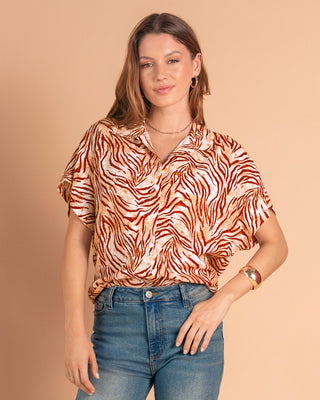 Blusa estampada de manga corta y cuello camisero#color_014-cebra