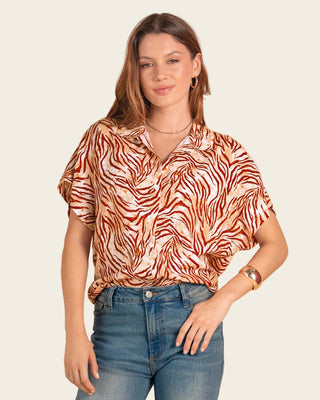 Blusa estampada de manga corta y cuello camisero#color_014-cebra