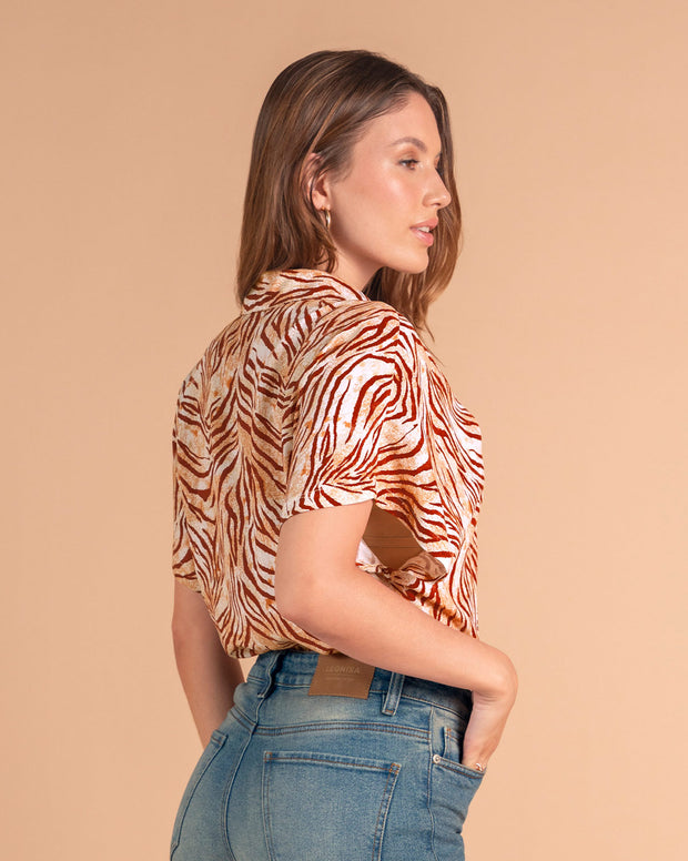 Blusa estampada de manga corta y cuello camisero