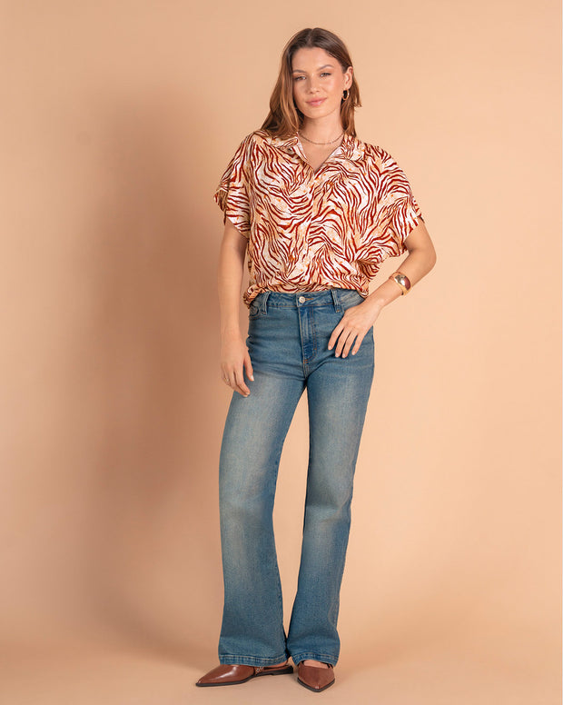Blusa estampada de manga corta y cuello camisero