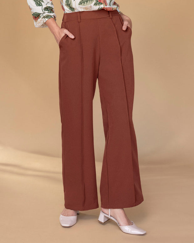 Pantalón bota recta con costuras decorativas en frente