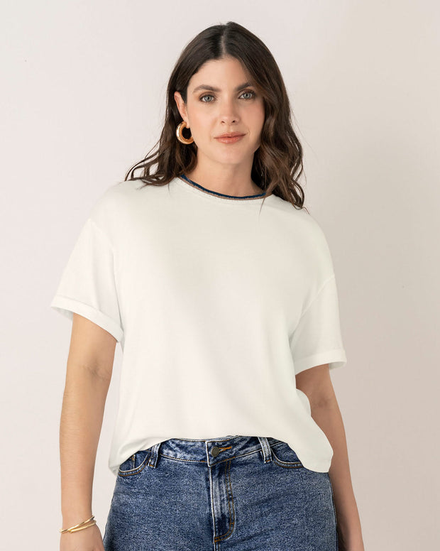 Camiseta manga corta con detalle tejido en el cuello