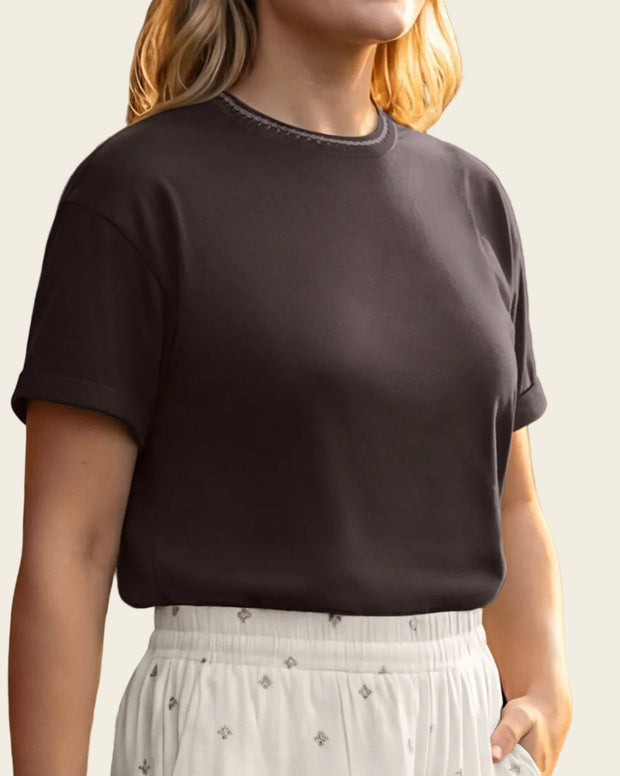Camiseta manga corta con detalle tejido en el cuello
