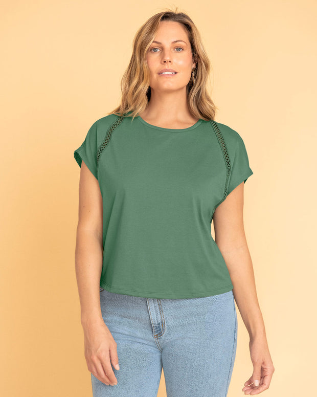 Camiseta con detalle guipure en mangas