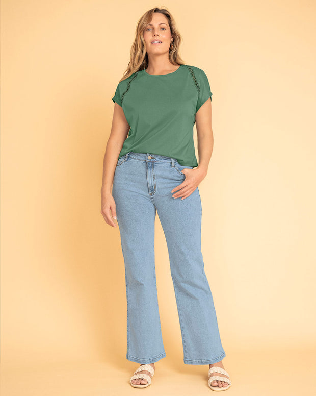 Camiseta con detalle guipure en mangas
