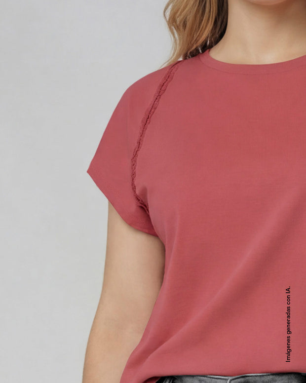 Camiseta con detalle guipure en mangas