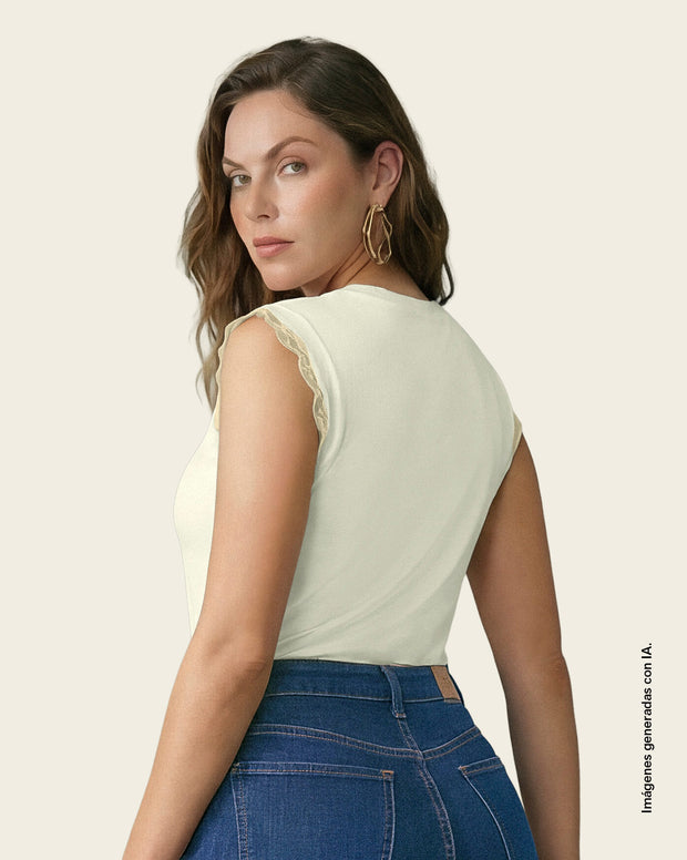 Camiseta con detalle tejido en mangas