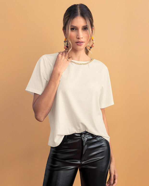 Camiseta manga corta con detalle de cadena en cuello