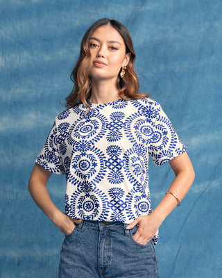 Camiseta manga corta estampada con dobladillo en manga#color_105-azulejo