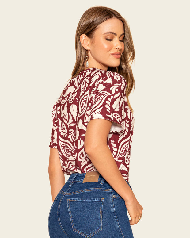 Camiseta manga corta estampada con dobladillo en manga