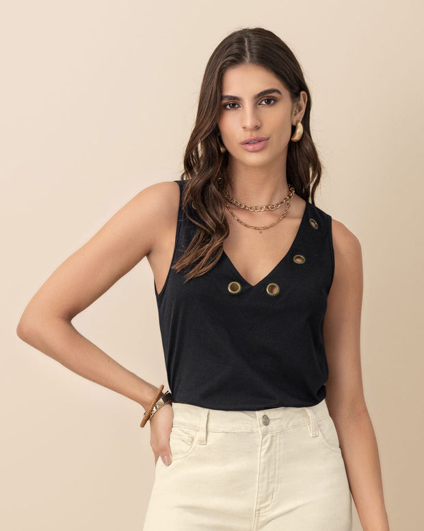 Camiseta manga sisa con ojaletes metálicos en el cuello