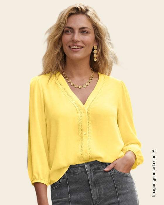 Blusa manga 3/4 con bordado en escote#color_019-amarillo
