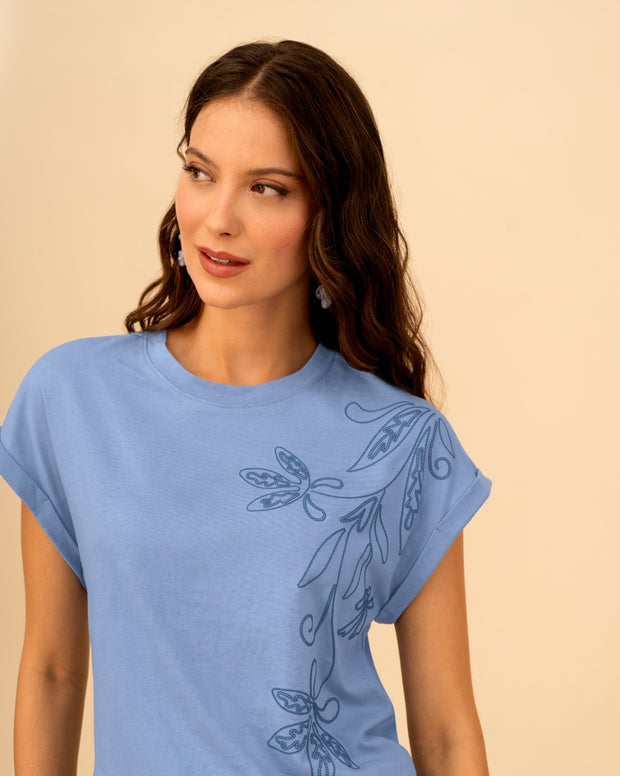 Camiseta manga corta con estampado con relieve