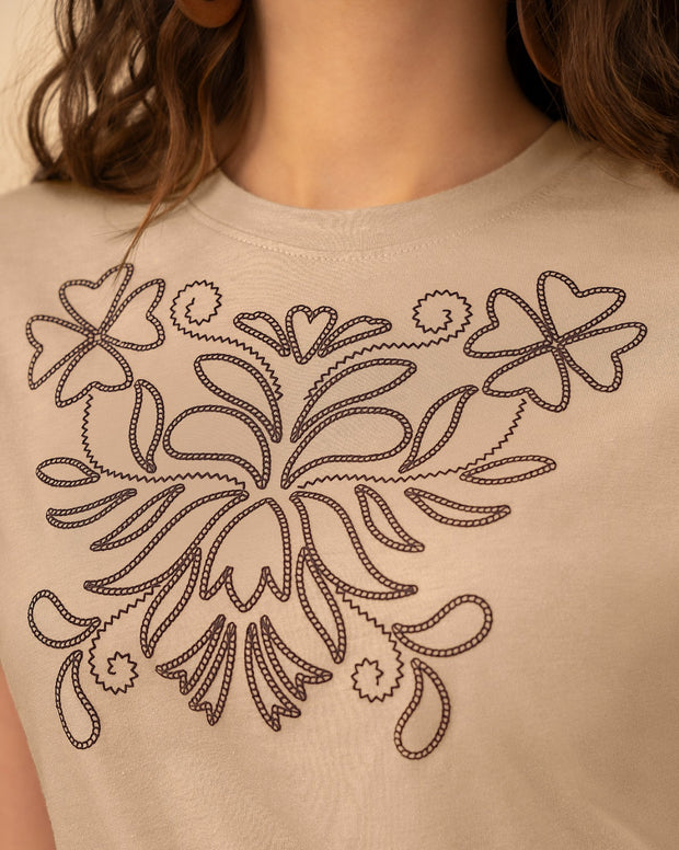 Camiseta manga corta con estampado con relieve
