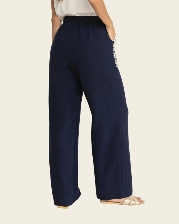 Pantalón bota amplia con bolsillos en tela bordada