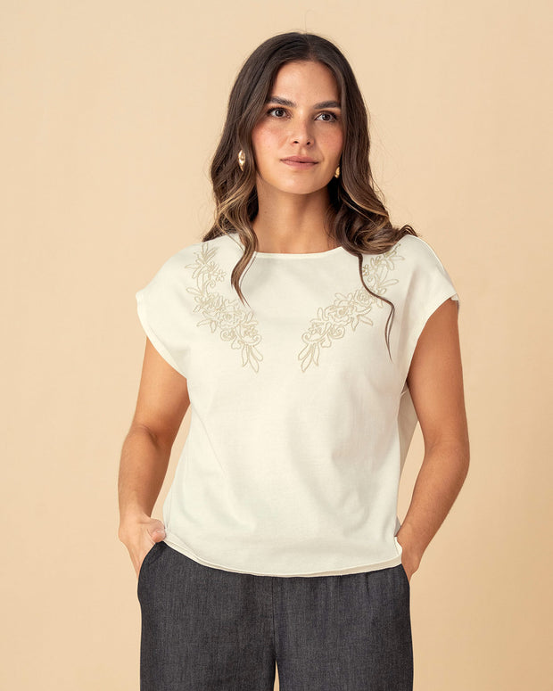 Camiseta manga corta con detalle bordado