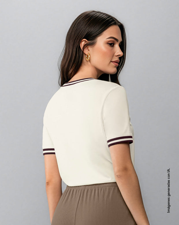 Camiseta con detalle de líneas en contraste en manga y cuello