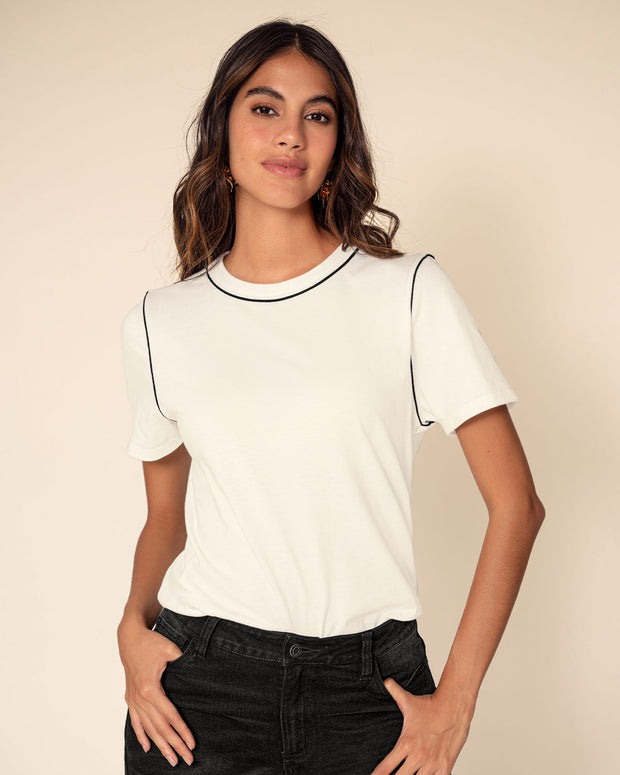 Camiseta manga corta con detalles en contraste