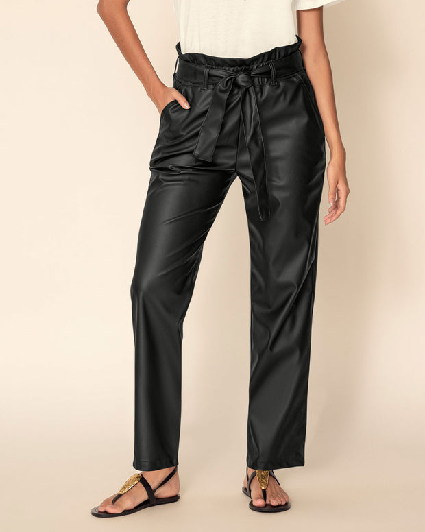 Pantalón paperbag con acabado tipo cuero