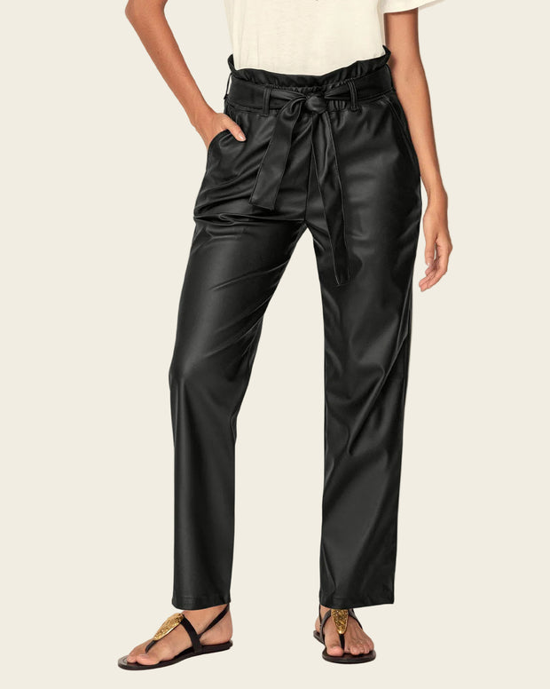 Pantalón paperbag con acabado tipo cuero