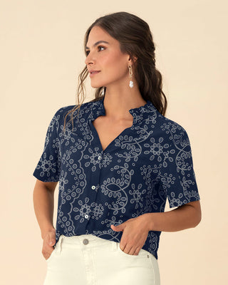 Camisa manga corta cuello nerú de silueta amplia#color_086-fondo-azul-oscuro