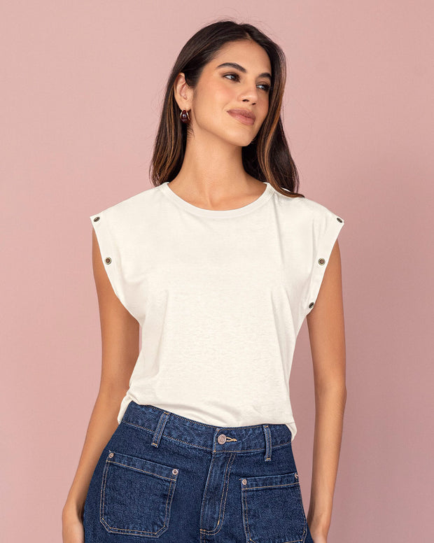 Camiseta con ojaletes metálicos en mangas