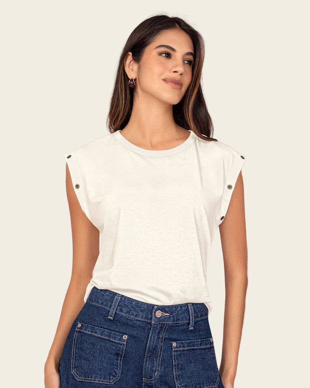 Camiseta con ojaletes metálicos en mangas