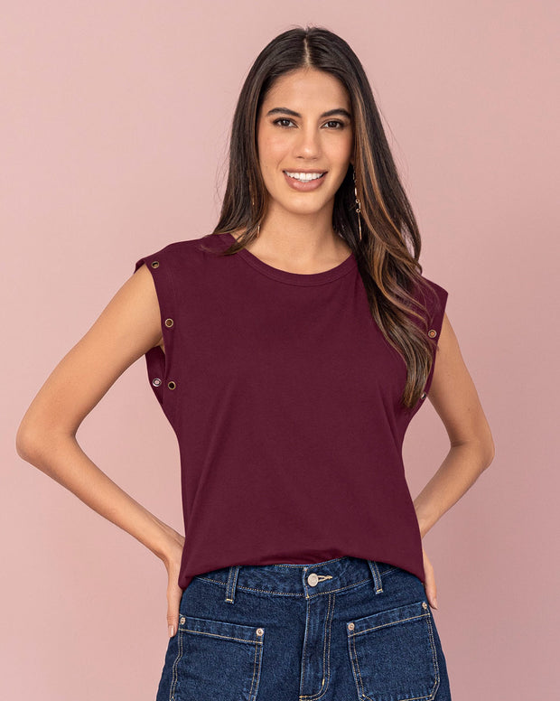 Camiseta con ojaletes metálicos en mangas