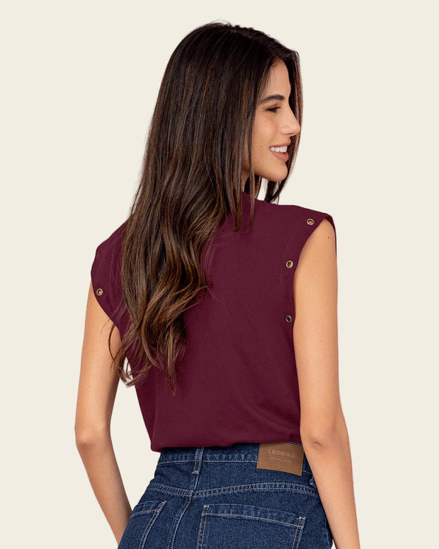Camiseta con ojaletes metálicos en mangas