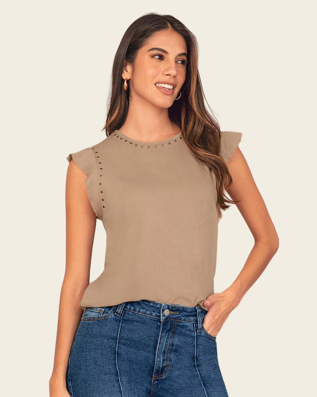 Camiseta con taches en cuello y sisa