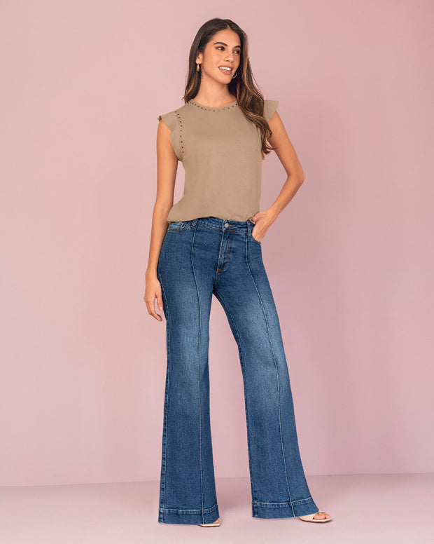 Camiseta con taches en cuello y sisa