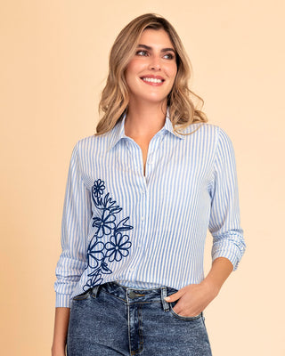 Camiseta a rayas con detalle bordado#color_086-rayas-azul-flor