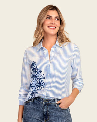 Camiseta a rayas con detalle bordado#color_086-rayas-azul-flor