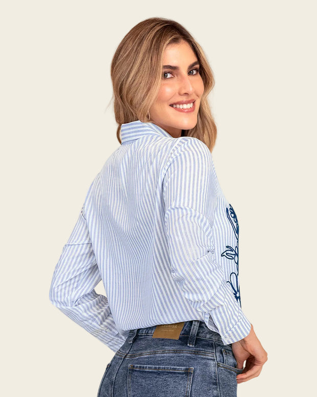 Camiseta a rayas con detalle bordado