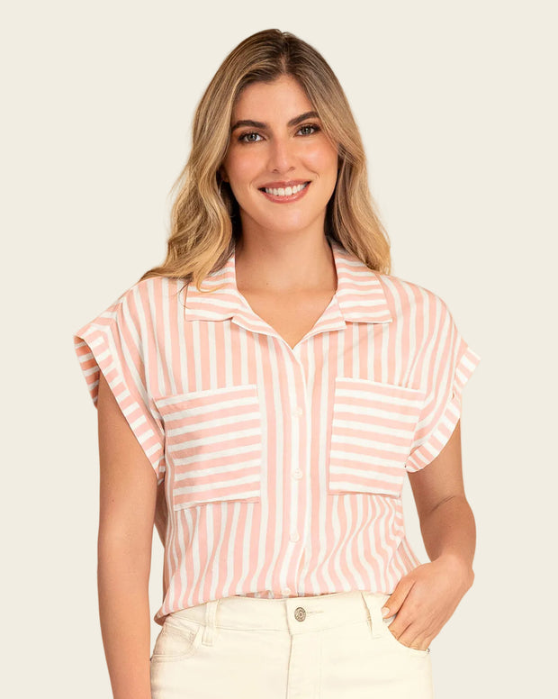 Blusa manga corta con bolsillos en frente
