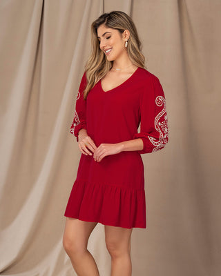 Vestido corto con estampado en mangas#color_c35-rojo-oscuro