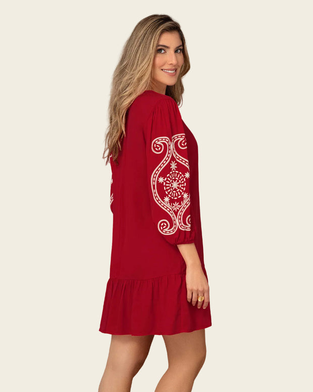 Vestido corto con estampado en mangas