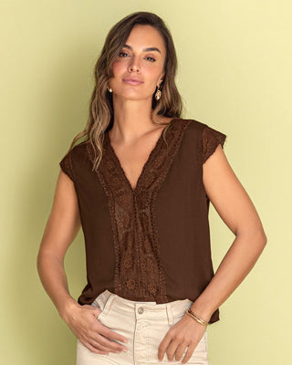 Blusa manga sisa con detalles en encaje en frente y sisa#color_c23-cafe