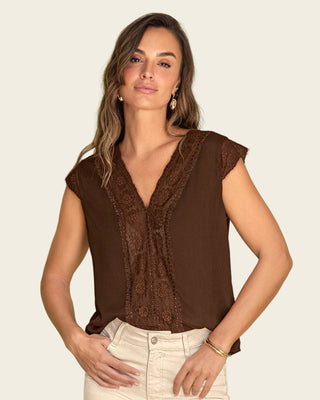 Blusa manga sisa con detalles en encaje en frente y sisa#color_c23-cafe