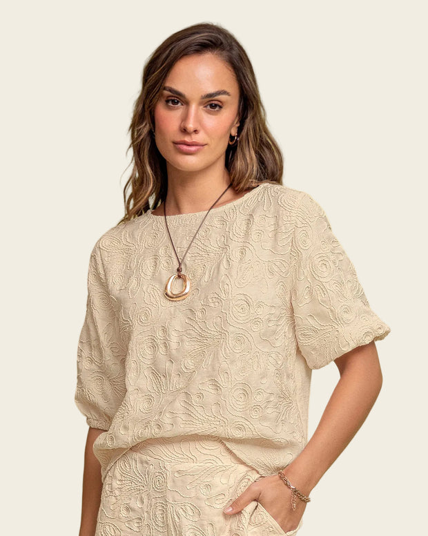 Blusa manga corta en tela bordada
