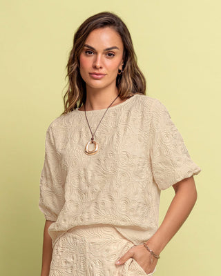 Blusa manga corta en tela bordada#color_807-beige