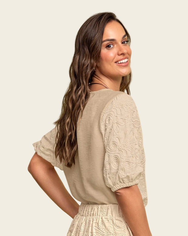 Blusa manga corta en tela bordada