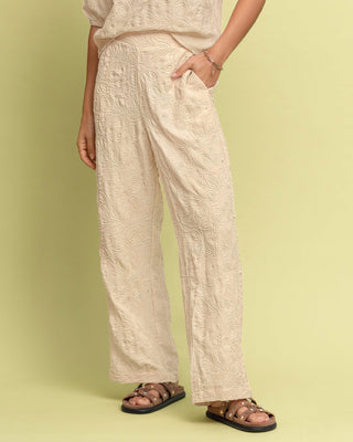 Pantalón bota recta en tela bordada#color_807-beige