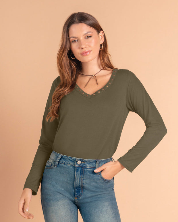 Camiseta manga larga con taches en cuello