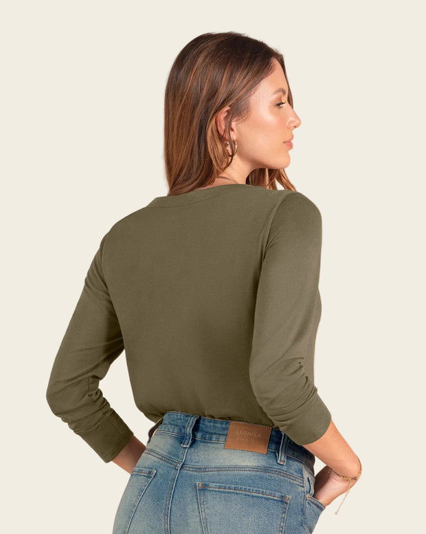 Camiseta manga larga con taches en cuello
