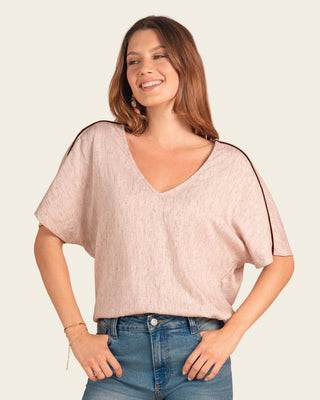 Blusa manga corta rodada con detalle en hombro#color_084-arena-claro