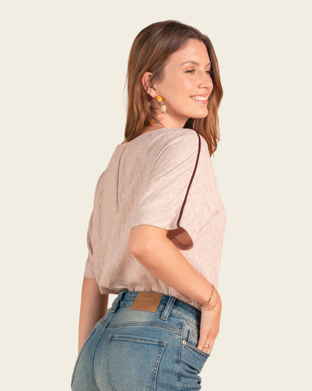 Blusa manga corta rodada con detalle en hombro