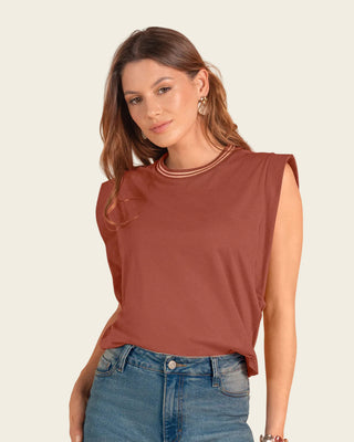 Camiseta manga sisa con bordado en cuello#color_c21-terracota-oscuro