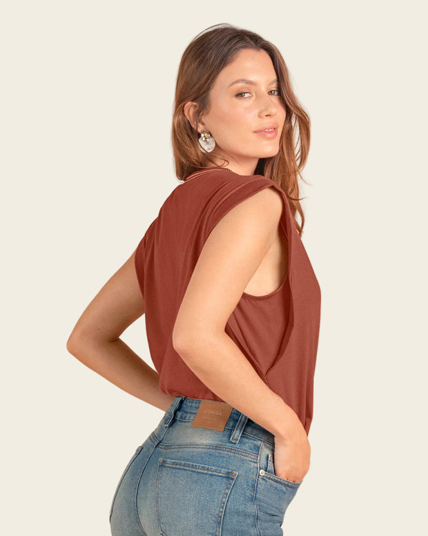 Camiseta manga sisa con bordado en cuello